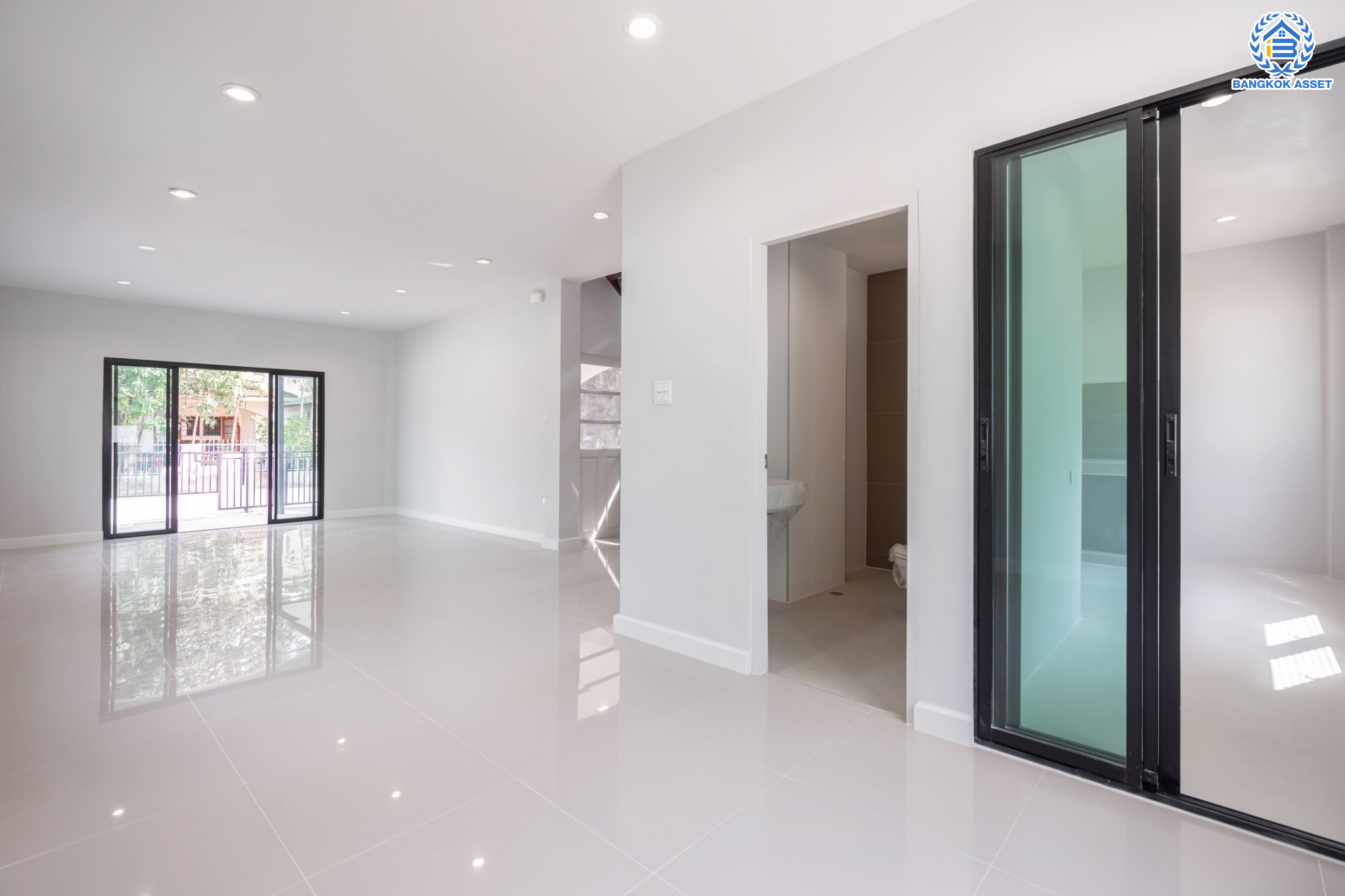 บ้านมือสองตกแต่งใหม่ ม.บุณฑริก วัชรพล-สุขาภิบาล5  เนื้อที่ 81.2 ตร.ว. ฟังก์ชัน 3 ห้องนอน 2 ห้องน้ำ จอดรถได้ 3 คัน บนทำเลเชื่อมต่อหลายเส้นทาง ถ.รามอินทรา ถ.สายไหม และ ถ.พหลโยธิน ใกล้สนามบินดอนเมือง ทางด่วน "รามอินทรา" และรถไฟฟ้าสายสีเขียว "สถานีคูคต"